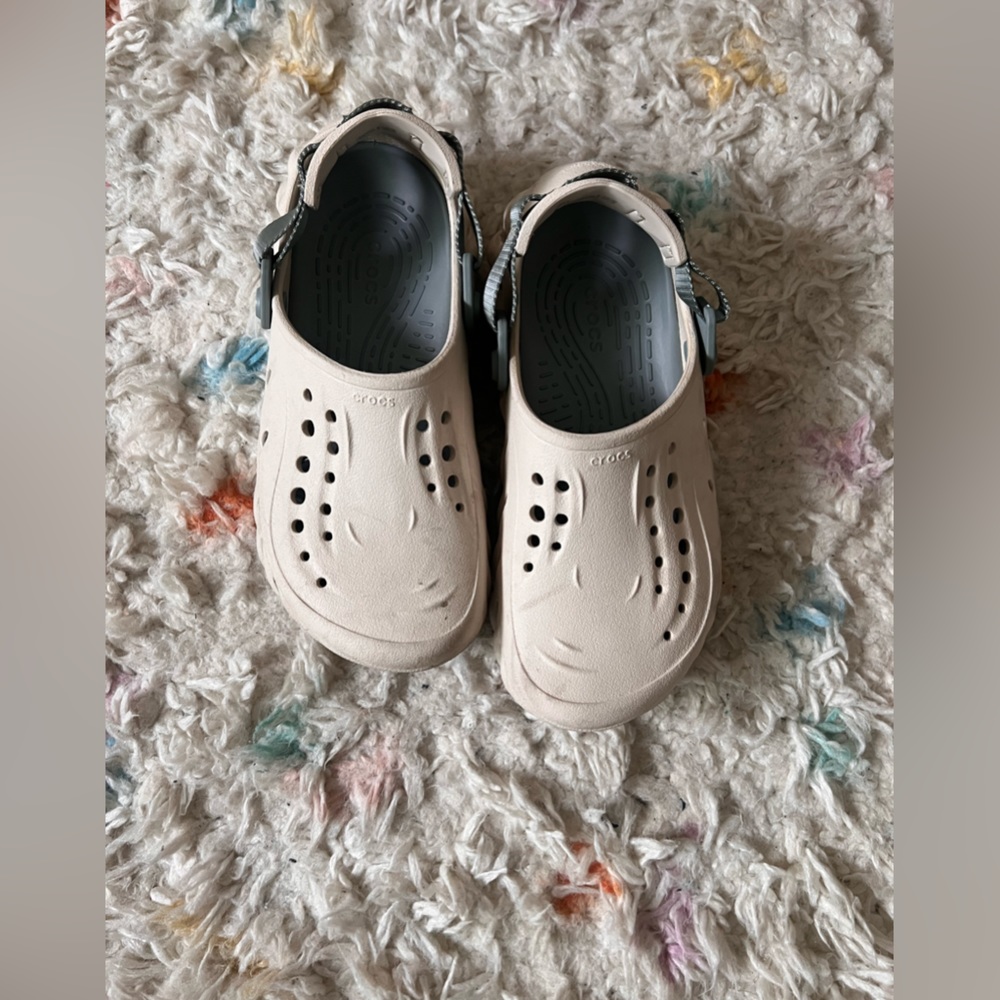 Echo Crocs J5/W7 in Beige/Gray